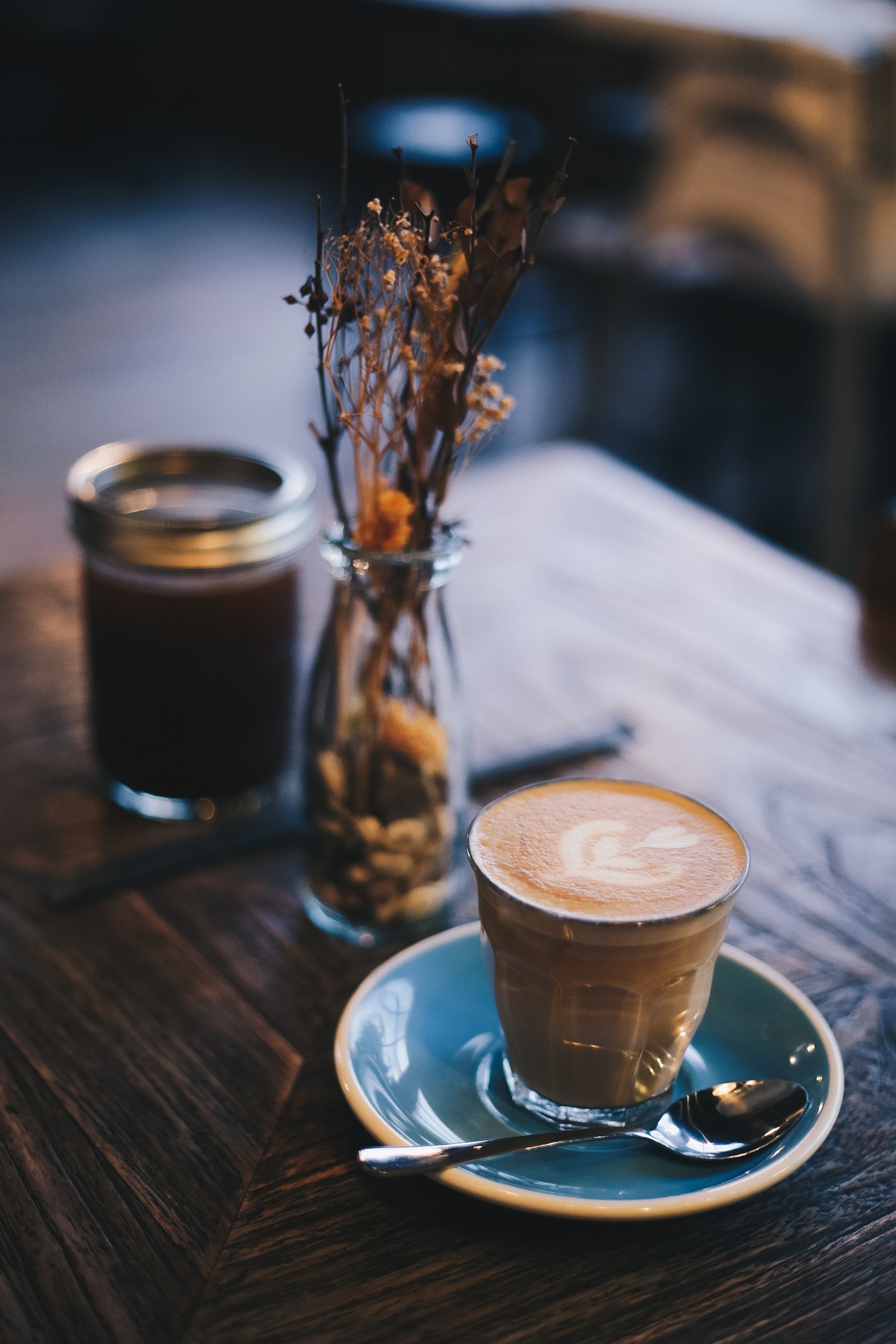 Koffie op een gedekte tafel met decoratie.