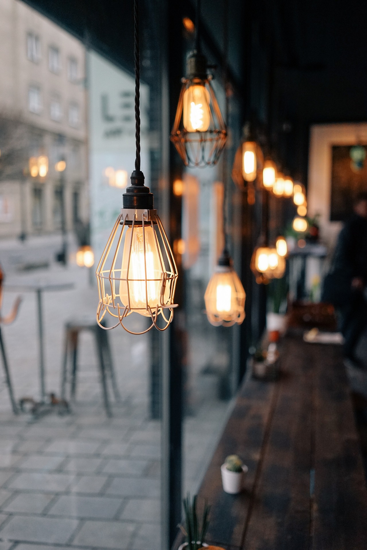 Interieurfoto met sfeerverlichting aan het raam.